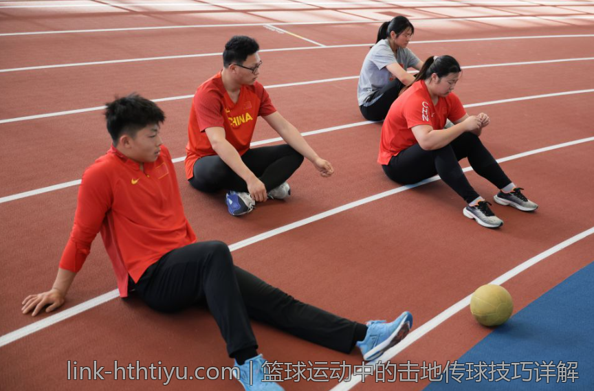 篮球运动中的击地传球技巧详解